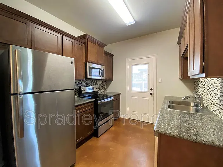 204 Juniper Dr #B — Photo 3