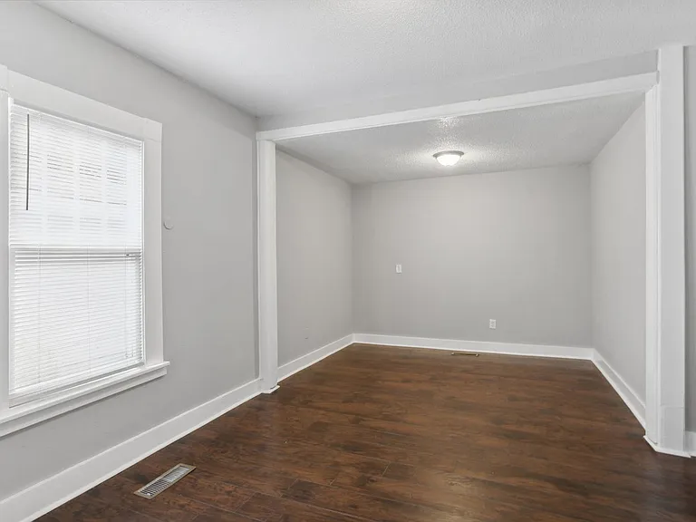923 W Victory Dr — Photo 15