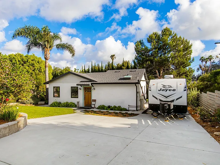2335 Ivy Rd — Photo 47