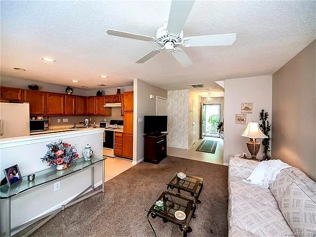 2 bed, 2.5 bath, 1234 sqft, $1,950 — Photo 3