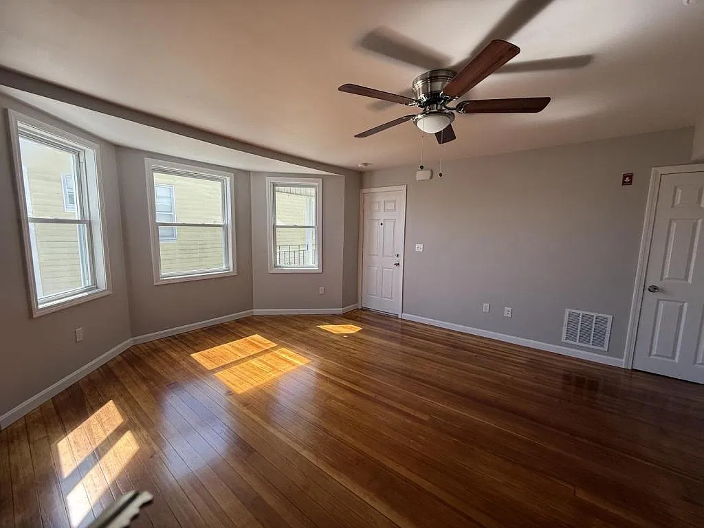 225 Davis St — Photo 4