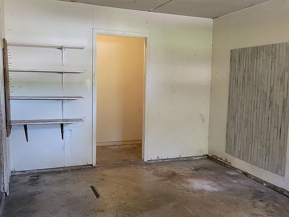 3rd image of 950 W Park St