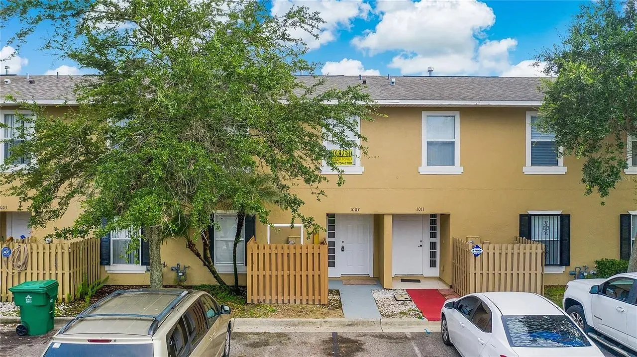 3 bed, 1352 sqft, $2,185 — Photo 1