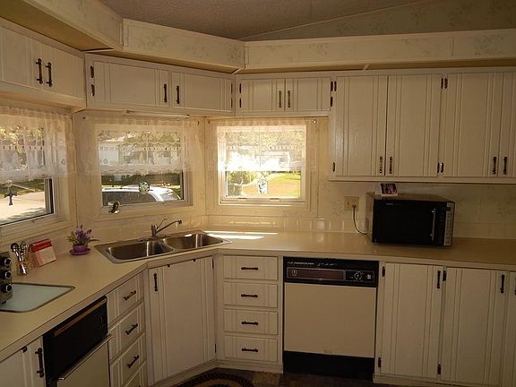5th image of 27 Sycamore Dr