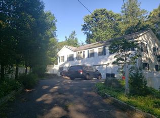 1 Manor Rd, Sound Beach, NY 11789