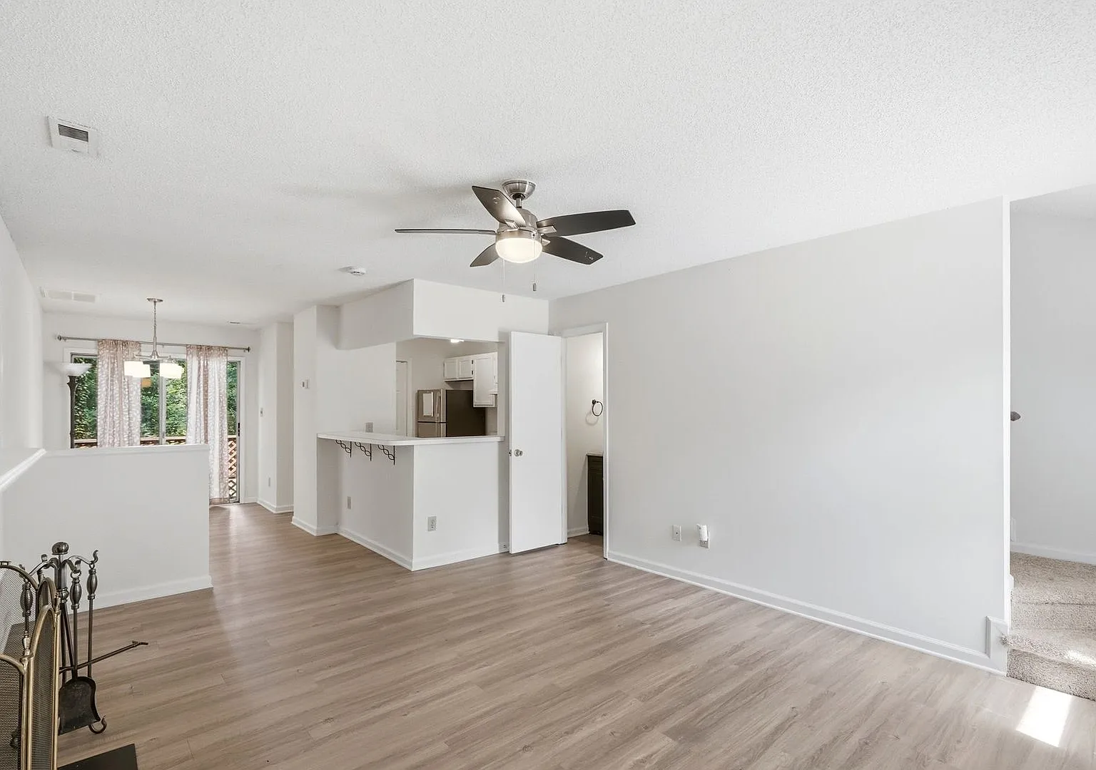 Spacious 2-Bedroom, 2.5-Bath in Oakhurst — Photo 4