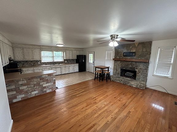 2nd image of 3848 Davis Rd