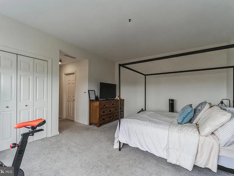 10 E Lee St #1-909-1 — Photo 2