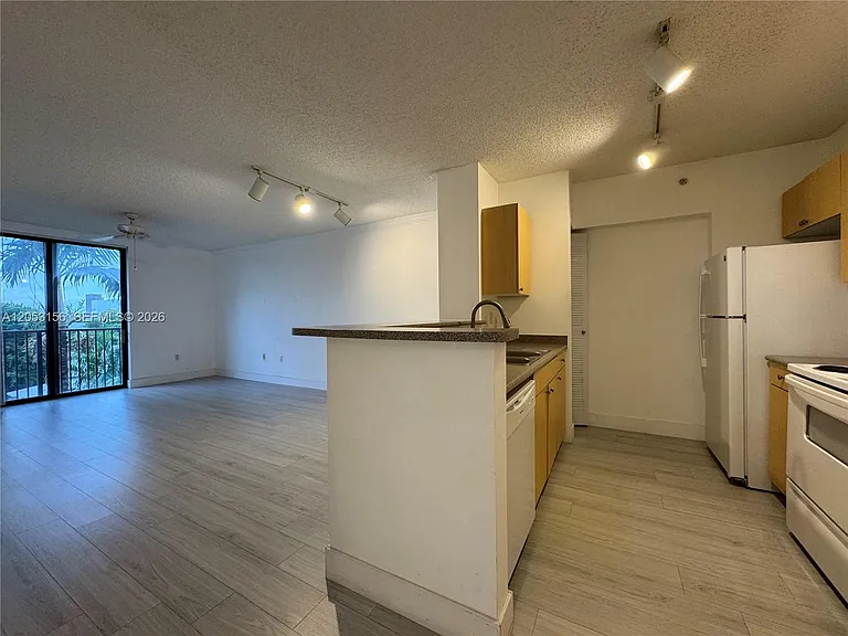 1919 Van Buren St #506A — Photo 3