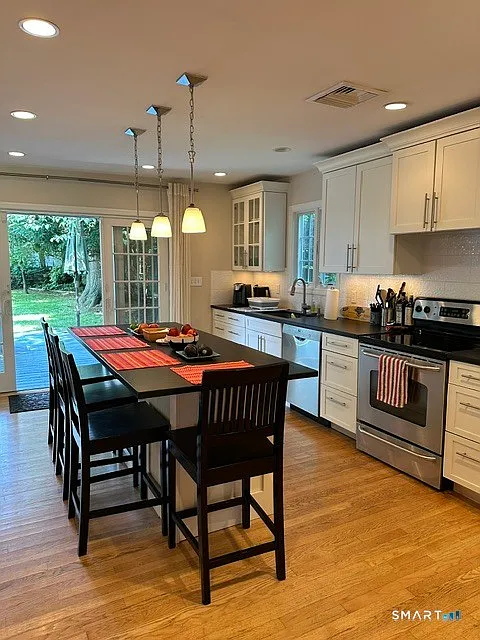 3 bed, 2.0 bath, 1337 sqft, $4,950 — Photo 3