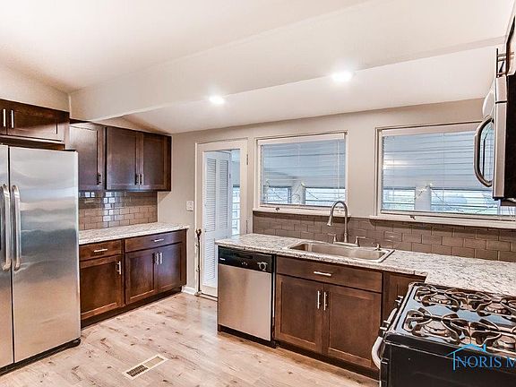 4th image of 1208 Village Trail Dr