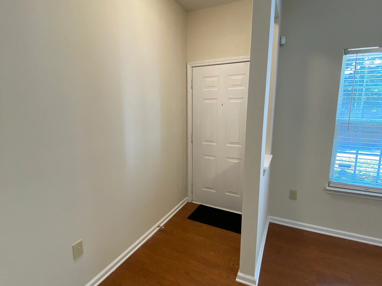 1253 E Woodlawn Rd — Photo 2