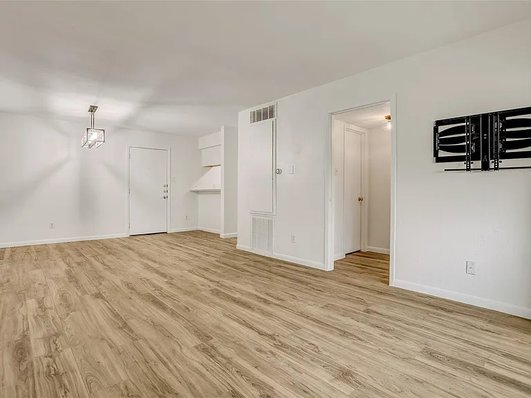 3131 Cummins St #14 — Photo 6