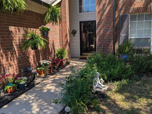 101 Silktree Ct, Lake Dallas, TX 75065