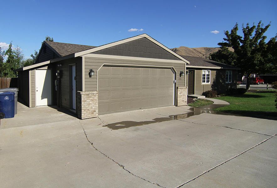 1st image of 1715 Lincoln Park Cir