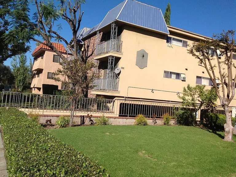 703 E California Blvd #7 — Photo 2