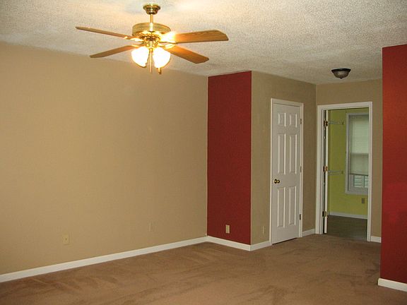 PANTRY & LAUNDRY OFF LR