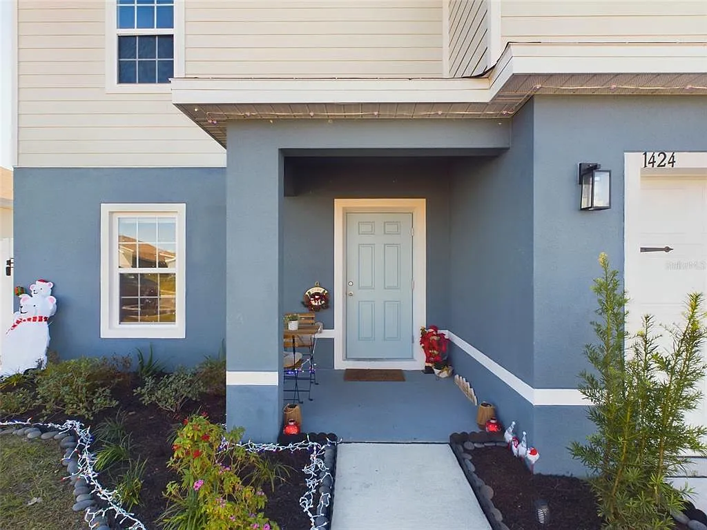 4 bed, 2.5 bath, 2300 sqft, $2,250 — Photo 2