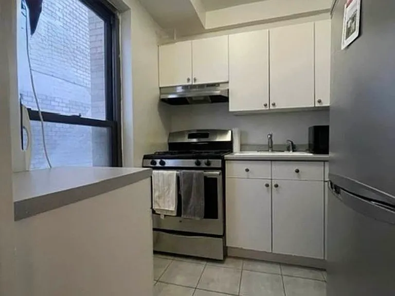 210 E 47th St #12B — Photo 5