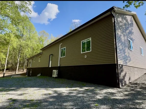 859 Hank Ln, Berkeley Springs, WV 25411