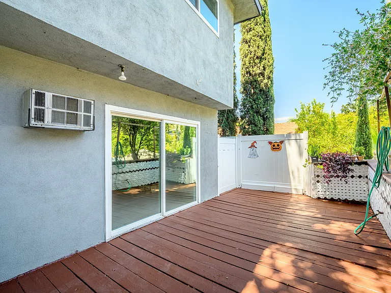 2116 E Chevy Chase Dr #C — Photo 29