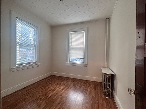 4th image of 15-20 126th St #1