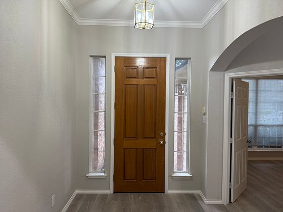 3rd image of 10810 Camelot Dr