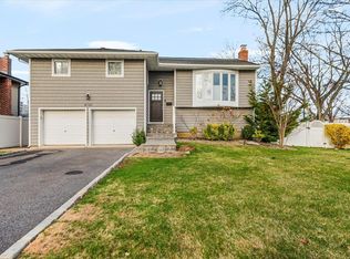 2721 Covered Bridge Rd, Merrick, NY 11566