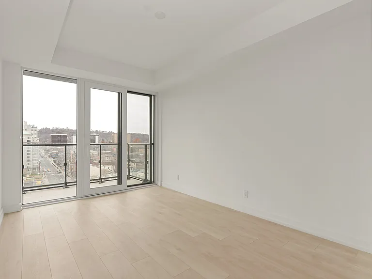 75 James St S — Photo 12