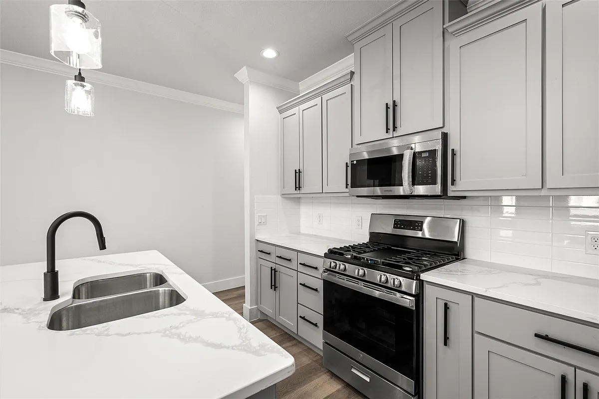 Building Photo - 8056 Meadowbrook Dr