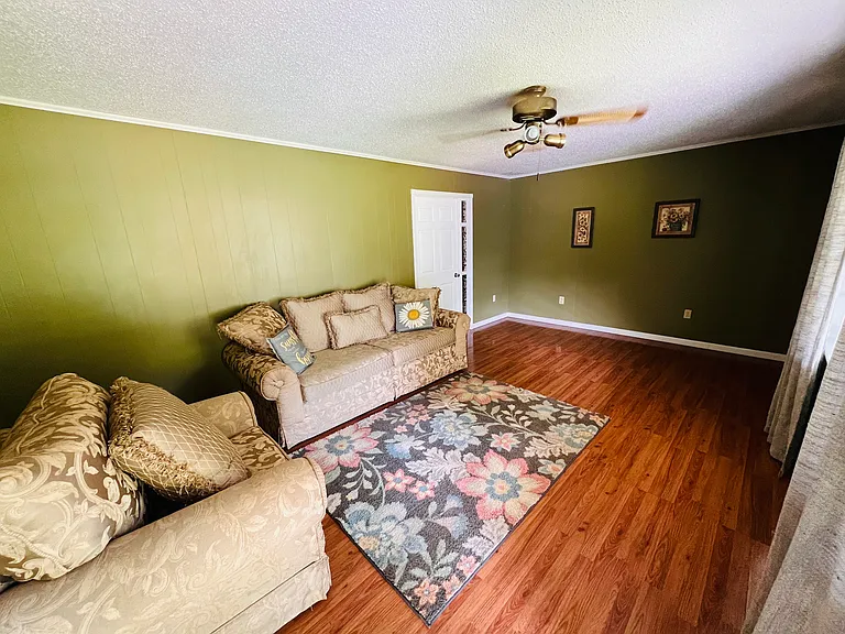 502 Meadowmere St — Photo 2