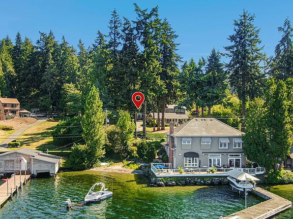 Close proximity to lake access- across the street is public easement