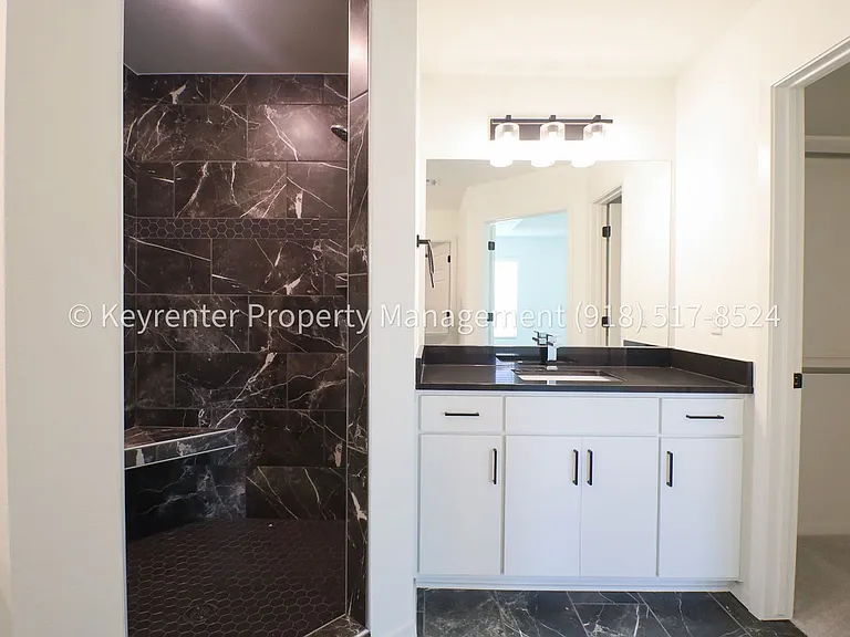 2908 S Redwood Ave — Photo 42