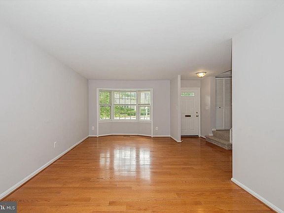 3rd image of 10113 Maple Leaf Dr
