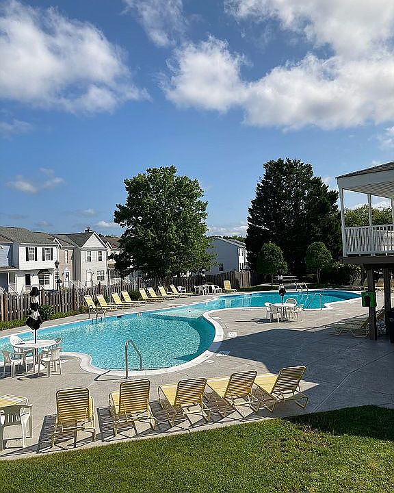 1st image of 202 Grosvenor Ln APT 1