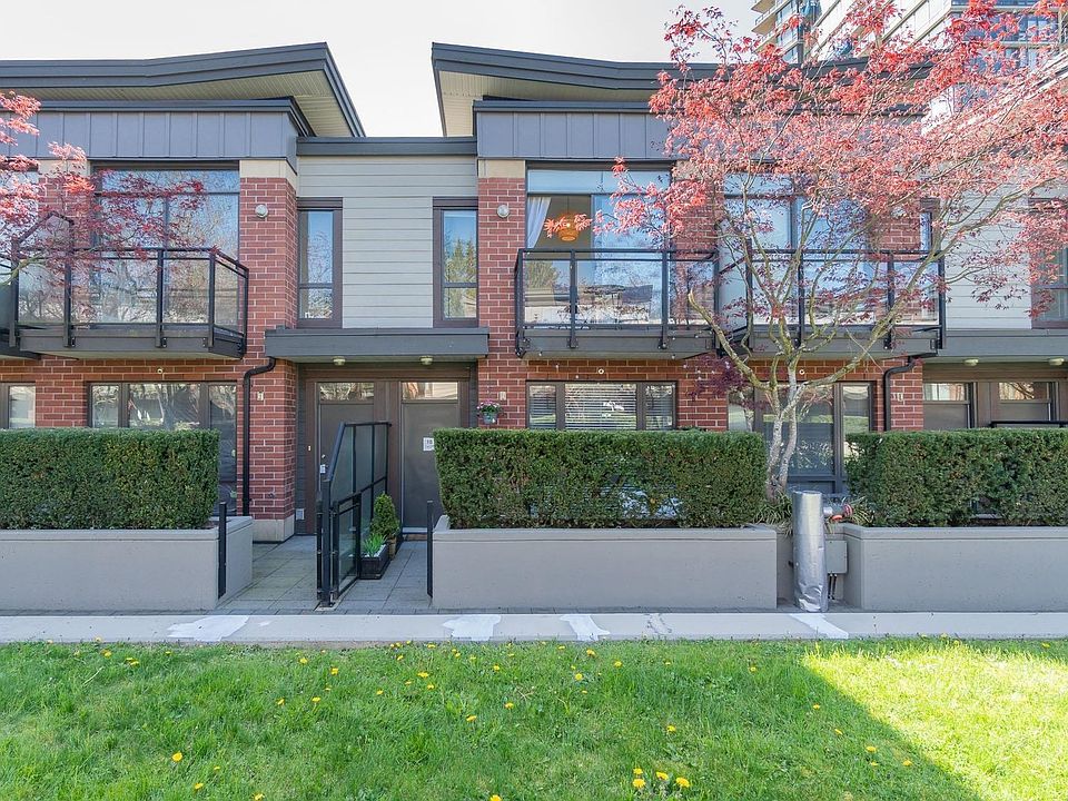 Front view from the common courtyard.