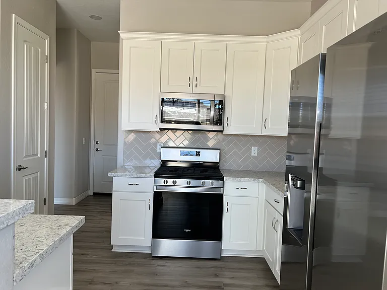 Beautiful White Cabinets w/SS Pulls, Tiled Backsplash, Under & Over Cabinet Lights, 5 Burner Gas Range, Samsung DD SS Refrigerator w/Ice & Water, Quartz Counter Tops, Pantry