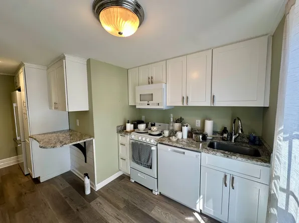 27 Center St #A, Clinton, NJ 08809
