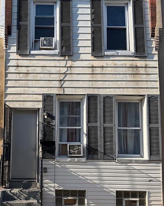 1st image of 661 E Clementine St