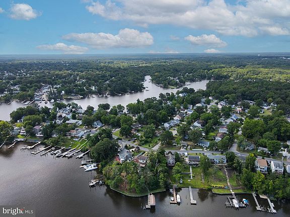 5th image of 838 N Shore Dr