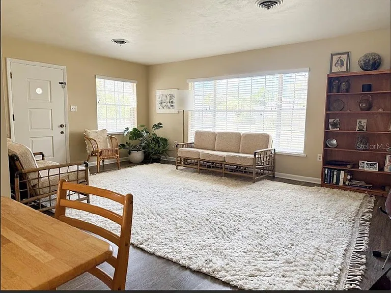 305 SE 10th Ave — Photo 3
