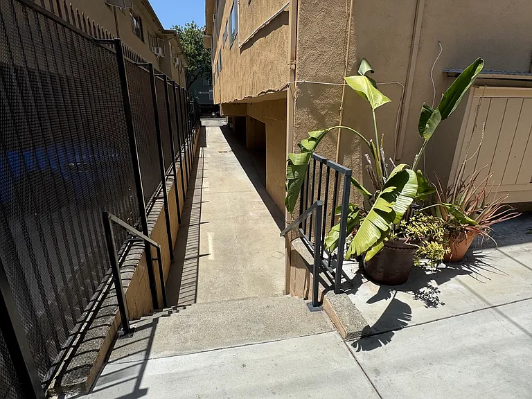 1040 N Laurel Ave #5 — Photo 39