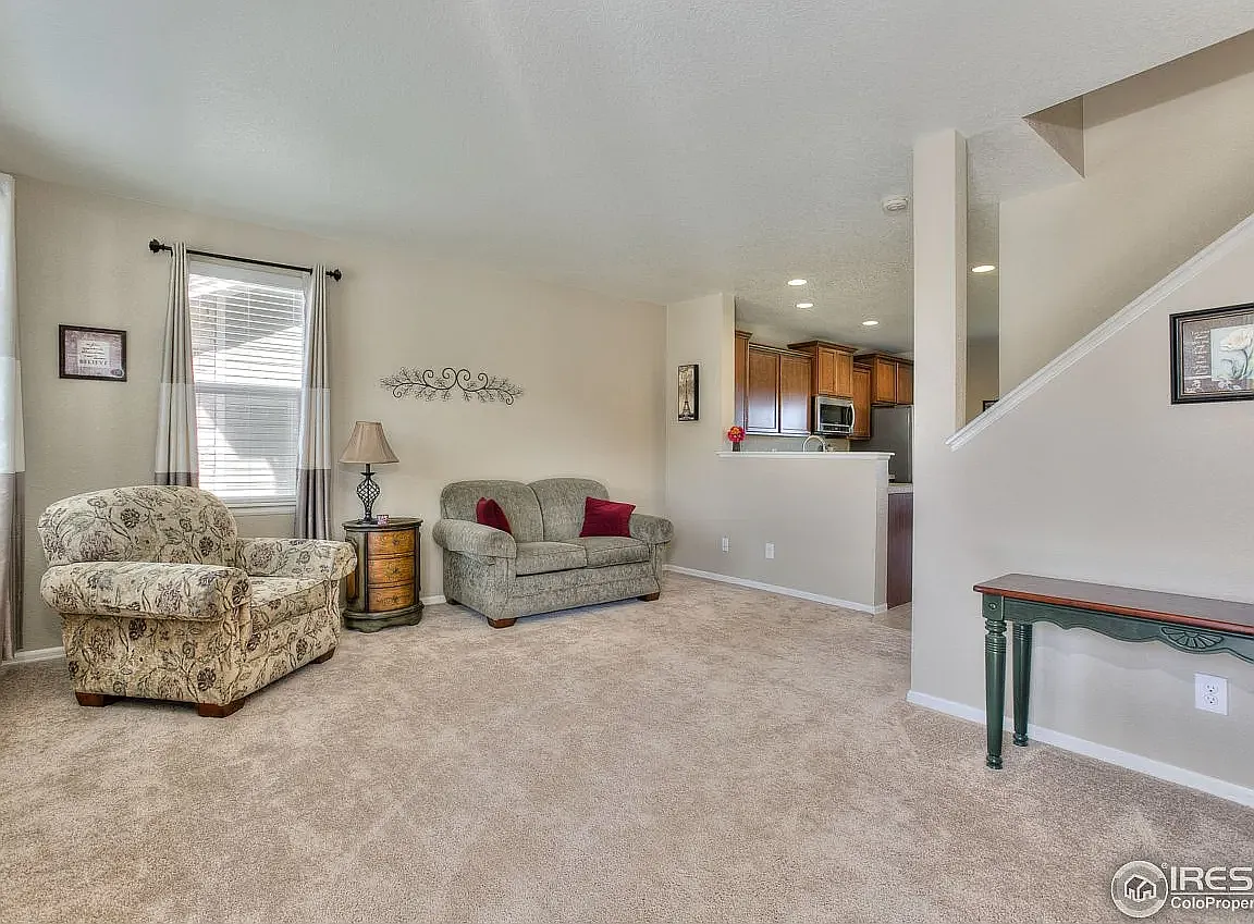 4 bed, 2299 sqft, $2,850 — Photo 2