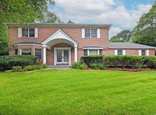 5 Suncrest Dr, Dix Hills, NY 11746