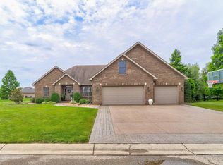 706 E Laurel Ridge Ct, Haubstadt, IN 47639