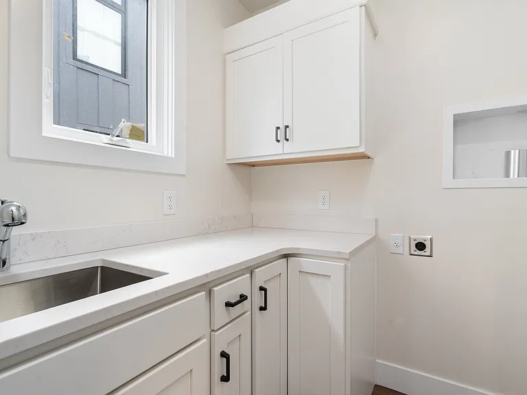 208 Gillis St #13 — Photo 11