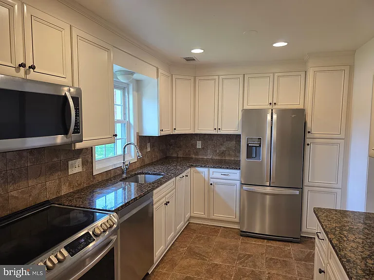 950 Park Ave — Photo 2