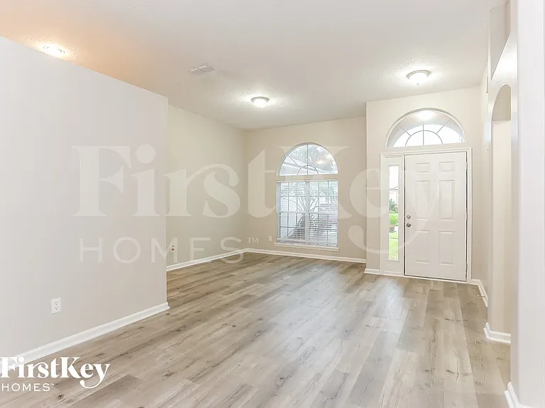 2444 Bentwater Dr W — Photo 3