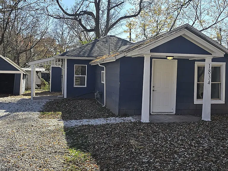 1834 E Monroe St — Photo 16