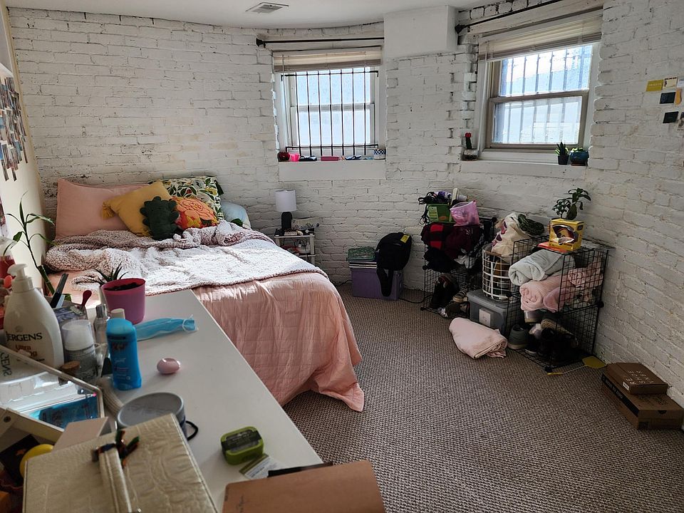 Sleeping room 1 or study room.